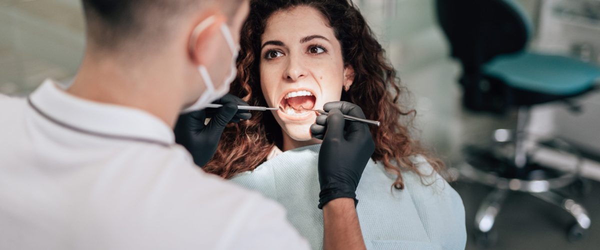 paciente-no-consultorio-do-dentista-fazendo-um-check-up